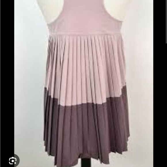 NWT Athleta Swing Forward Pleated Tank - Picture 7 of 8